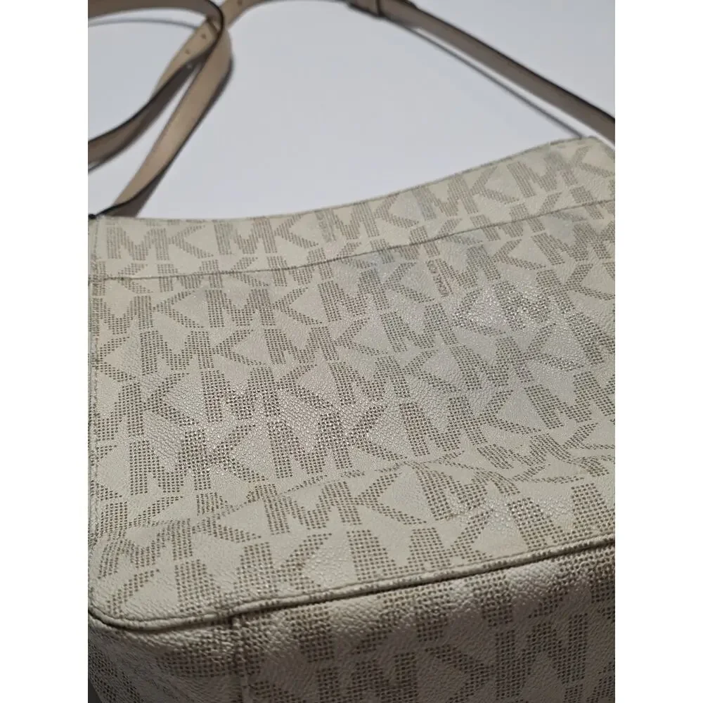 Michael Kors Jet Set Travel Signature Logo Messenger Bag - Color cream